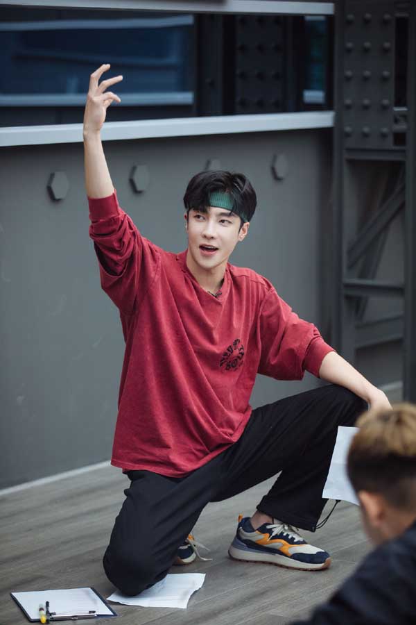 《披荆斩棘的哥哥》瑞奇排练双人舞引期待 李响首秀吉他弹唱(图2)