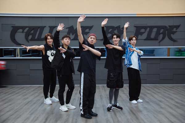 《披荆斩棘的哥哥》张晋李承铉正面对决,陈小春首当主持人开启听力测试(图1) 《披荆斩棘的哥哥》张晋李承铉正面对决,陈小春首当主持人开启听力测试(图1)