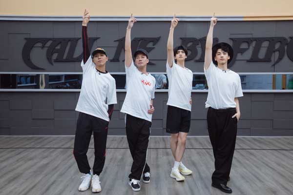 《披荆斩棘的哥哥》张晋李承铉正面对决,陈小春首当主持人开启听力测试(图2) 《披荆斩棘的哥哥》张晋李承铉正面对决,陈小春首当主持人开启听力测试(图2)