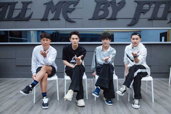 《披荆斩棘的哥哥》张晋李承铉正面对决,陈小春首当主持人开启听力测试(图3) 《披荆斩棘的哥哥》张晋李承铉正面对决,陈小春首当主持人开启听力测试(图3)