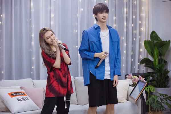 《女儿4》李柄熹为张雨绮演奏小提琴 李莎旻子樊凯杰挑战徒步十公里(图2) 《女儿4》李柄熹为张雨绮演奏小提琴 李莎旻子樊凯杰挑战徒步十公里(图2)