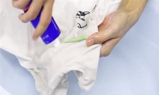 白t恤上的铁锈怎么清洗,白色衣服弄上铁锈了怎么能去掉图3