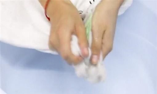 白t恤上的铁锈怎么清洗,白色衣服弄上铁锈了怎么能去掉图5