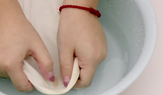 白t恤上的铁锈怎么清洗,白色衣服弄上铁锈了怎么能去掉图8