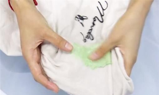 白t恤上的铁锈怎么清洗,白色衣服弄上铁锈了怎么能去掉图4