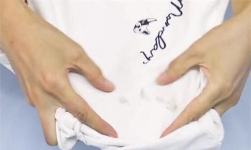 白t恤上的铁锈怎么清洗,白色衣服弄上铁锈了怎么能去掉图1