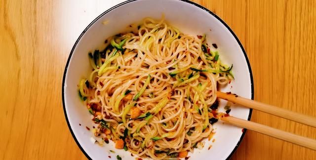 凉面怎么做好吃,凉面怎么做好吃又简单?图2