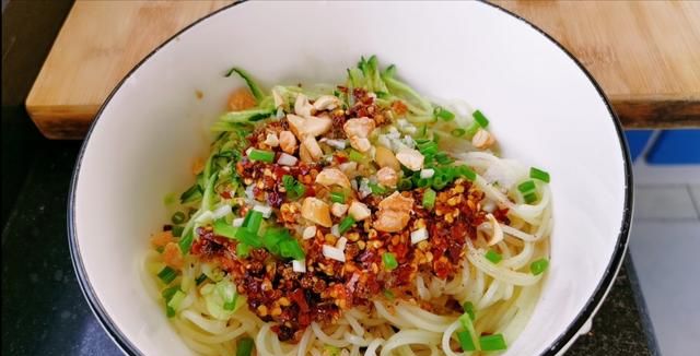 凉面怎么做好吃,凉面怎么做好吃又简单?图13