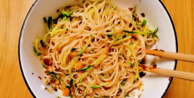 凉面怎么做好吃,凉面怎么做好吃又简单?图1