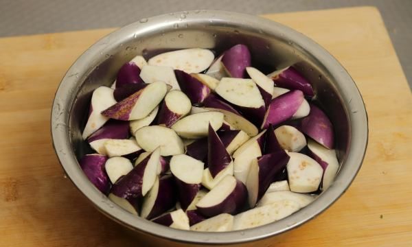 茄子切好后怎么保存不发黑,茄子切好了怎么保存不变色图9