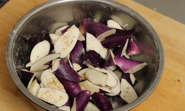 茄子切好后怎么保存不发黑,茄子切好了怎么保存不变色图11