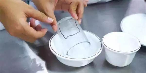 用开水烫碗筷真正的杀菌,热水烫餐具能消毒吗图2