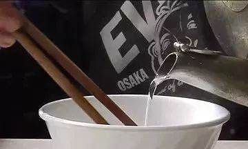 用开水烫碗筷真正的杀菌,热水烫餐具能消毒吗图3