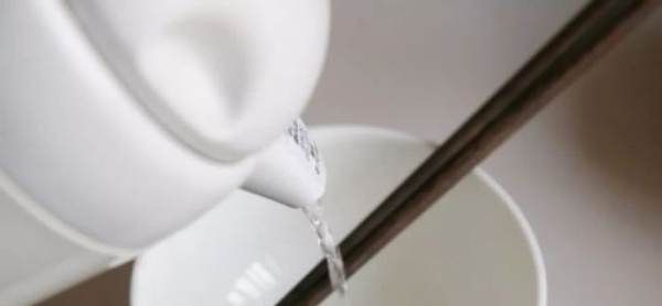 用开水烫碗筷真正的杀菌,热水烫餐具能消毒吗图1