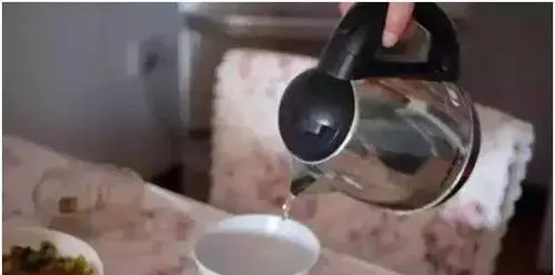 用开水烫碗筷真正的杀菌,热水烫餐具能消毒吗图9