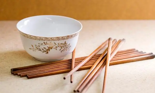 用开水烫碗筷真正的杀菌,热水烫餐具能消毒吗图8