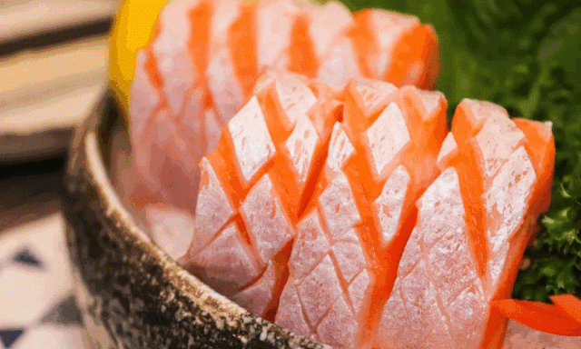 超市买的三文鱼刺身要洗吗