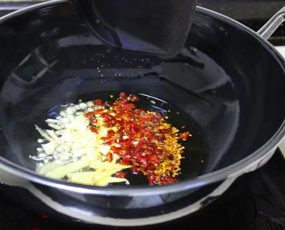 正宗久久鸭脖的卤制方法(教你做鸭脖最正宗的卤制方法)(6)