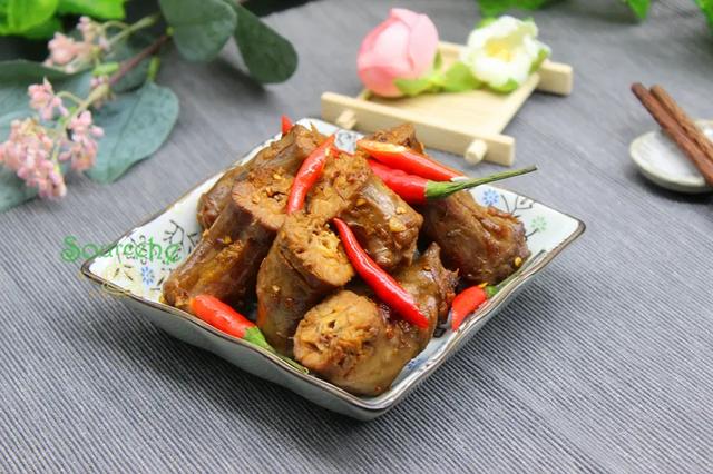 正宗久久鸭脖的卤制方法(教你做鸭脖最正宗的卤制方法)(9)