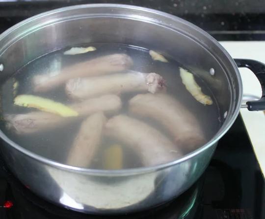 正宗久久鸭脖的卤制方法(教你做鸭脖最正宗的卤制方法)(3)