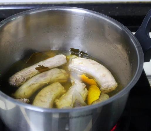 正宗久久鸭脖的卤制方法(教你做鸭脖最正宗的卤制方法)(5)