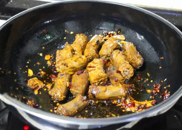 正宗久久鸭脖的卤制方法(教你做鸭脖最正宗的卤制方法)(8)