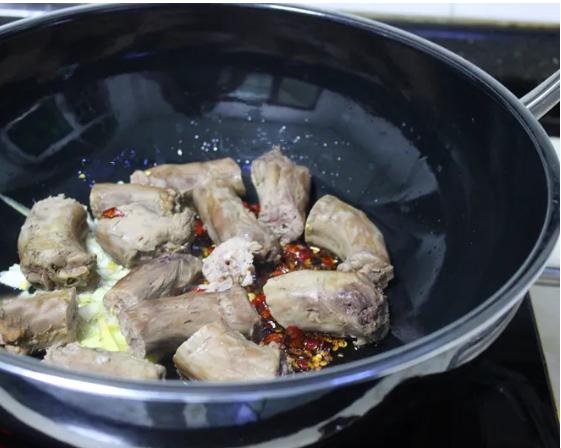 正宗久久鸭脖的卤制方法(教你做鸭脖最正宗的卤制方法)(7)