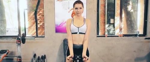 卷腹怎么避免后腰发力，按健身软件的动作，卷腹时腰部贴地，但是我腰部悬空大概手掌厚度，导致本应该眼部肌肉发力变背部肌肉发力？图8