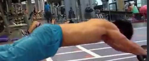 卷腹怎么避免后腰发力，按健身软件的动作，卷腹时腰部贴地，但是我腰部悬空大概手掌厚度，导致本应该眼部肌肉发力变背部肌肉发力？图5