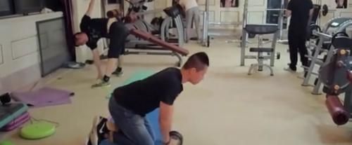 卷腹怎么避免后腰发力，按健身软件的动作，卷腹时腰部贴地，但是我腰部悬空大概手掌厚度，导致本应该眼部肌肉发力变背部肌肉发力？图3