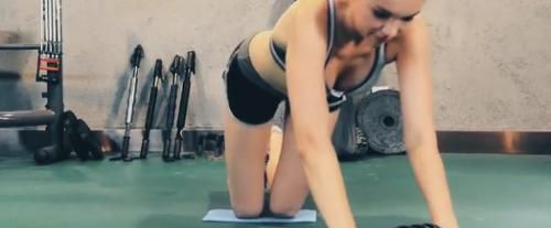 卷腹怎么避免后腰发力，按健身软件的动作，卷腹时腰部贴地，但是我腰部悬空大概手掌厚度，导致本应该眼部肌肉发力变背部肌肉发力？图4