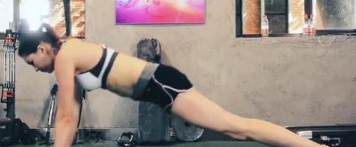 卷腹怎么避免后腰发力，按健身软件的动作，卷腹时腰部贴地，但是我腰部悬空大概手掌厚度，导致本应该眼部肌肉发力变背部肌肉发力？图7