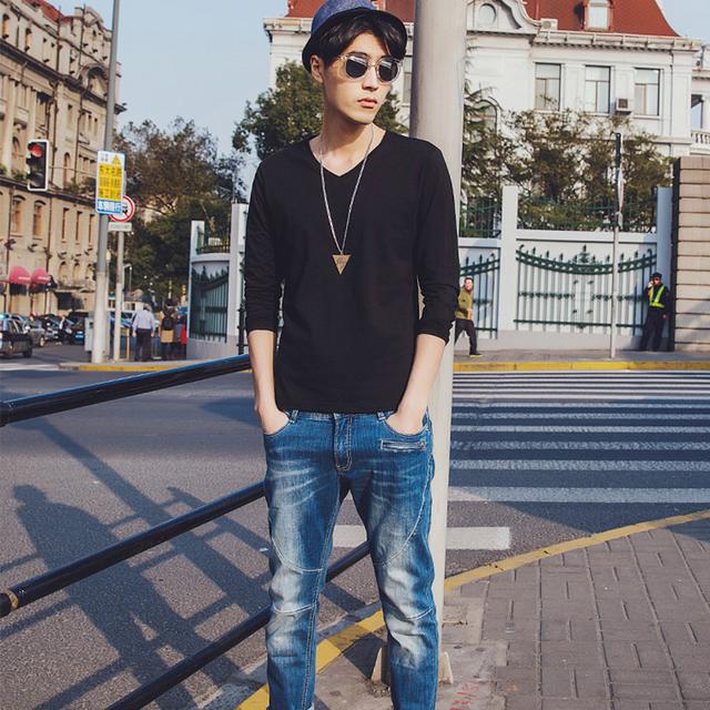 男生短袖t恤穿搭v领(男士V领T恤穿出帅气脸型)(1)