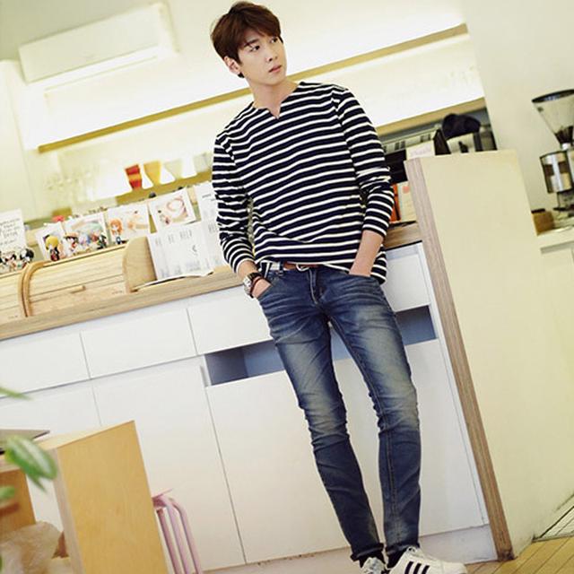 男生短袖t恤穿搭v领(男士V领T恤穿出帅气脸型)(2)