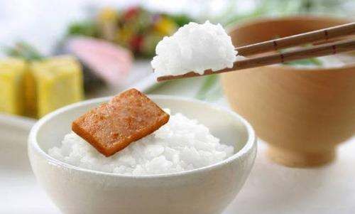 大米里白色的虫子是蛆,米饭有白色虫子怎么办图6