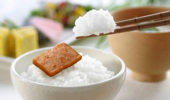 大米里白色的虫子是蛆,米饭有白色虫子怎么办图3