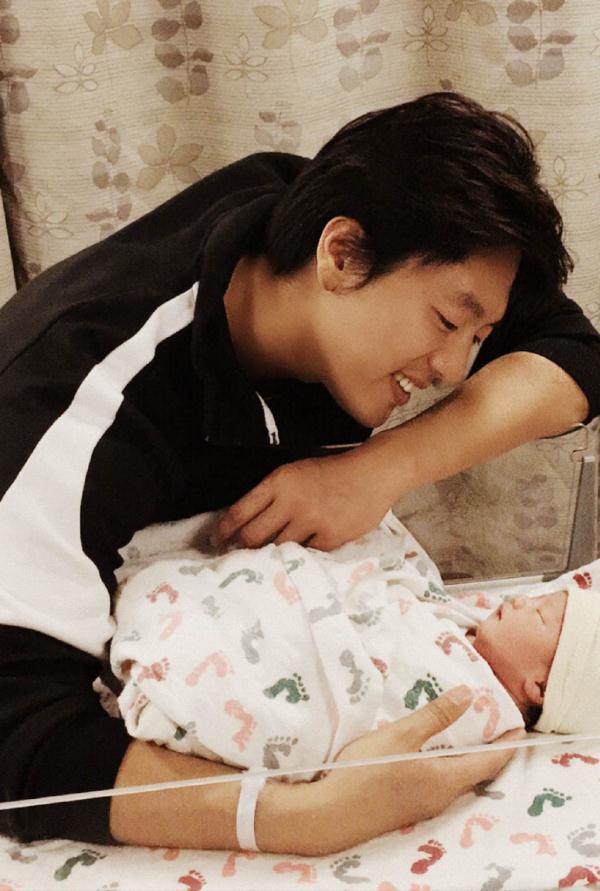 凌潇肃单亲家庭出身(凌潇肃晒照宣布妻子诞下二胎女儿)(1)