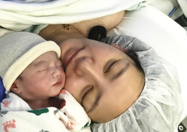 凌潇肃单亲家庭出身(凌潇肃晒照宣布妻子诞下二胎女儿)(3)