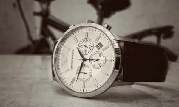 手表辨别方向的方法,没有指南针的时候怎么辨别方向图1