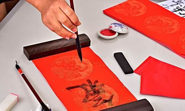 春联怎么分上联和下联,贴春联是传统文化吗图1