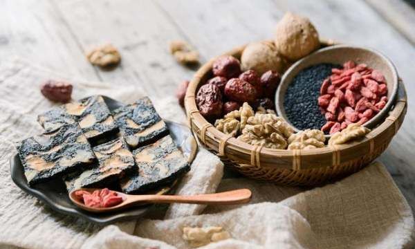 吃阿胶能喝茶叶水,阿胶糕适合什么人群食用图1