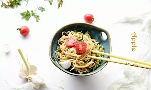 打春吃啥，今日“立春”，除了吃萝卜“咬春”，还吃点啥好？养生重点是什么？图1