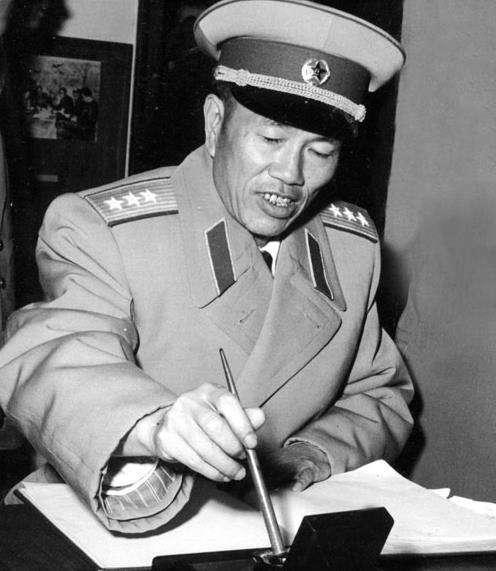 抗日战争时期邓少华简历（邓华上将有何过人之处）(1)