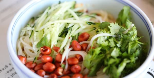 夏季凉面的汤汁该怎么做好吃,夏季凉拌面的做法图7