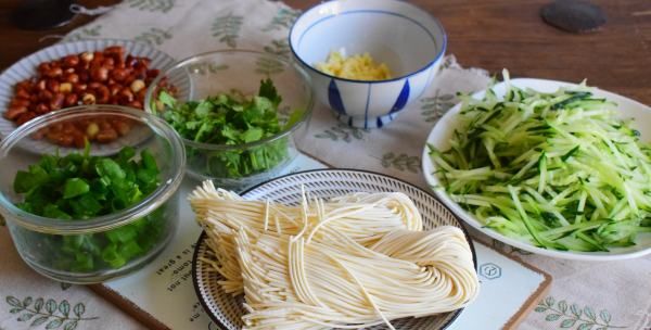 夏季凉面的汤汁该怎么做好吃,夏季凉拌面的做法图3