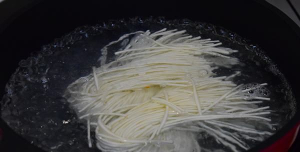 夏季凉面的汤汁该怎么做好吃,夏季凉拌面的做法图6