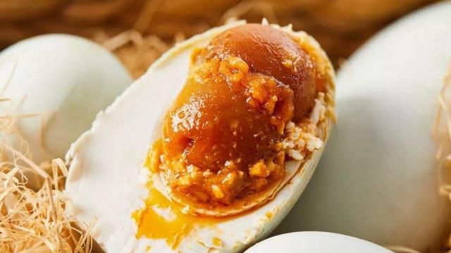 咸鸭蛋怎么吃，北海特产咸鸭蛋怎么吃？图3