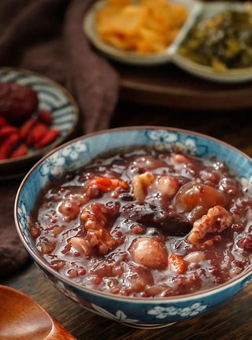 人们为什么要在腊八的那天做“腊八蒜”、喝“腊八粥”呢