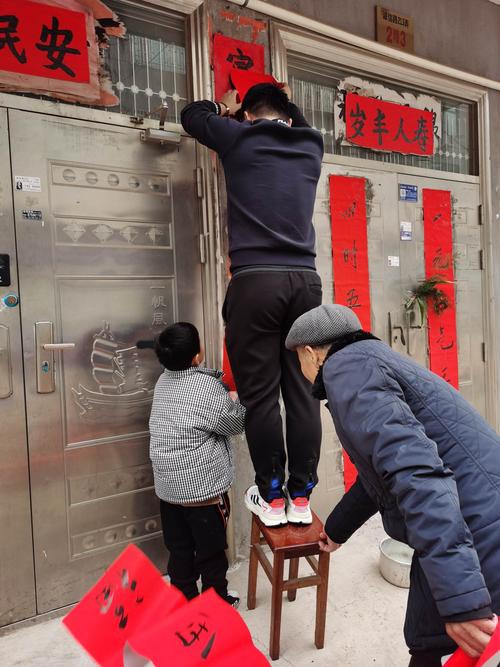 贴对联的顺序（关于贴对联的顺序）