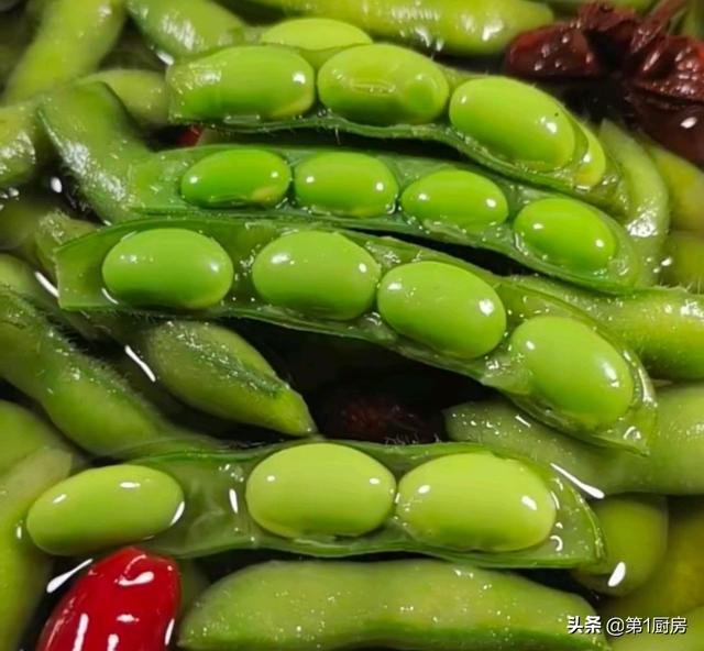 水煮毛豆正确做法（水煮毛豆这样做好吃入味不发黄）(1)